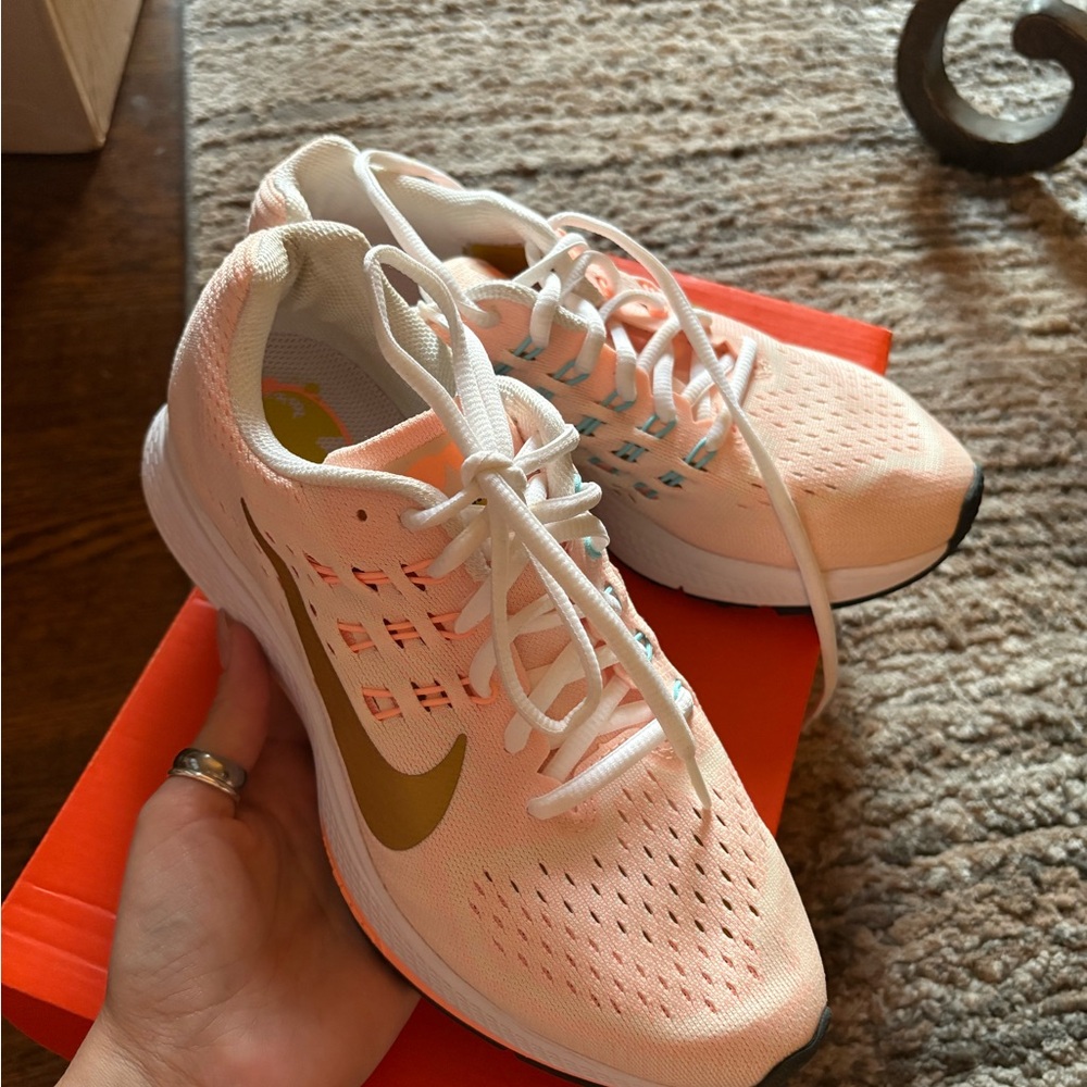 Wmns Air Zoom Structure 18 'Modern Gold Rush - Santa Monica Edition